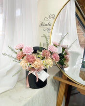 Load image into Gallery viewer, Flower HatBox Style To You (Columbian Carnations-12Stalks)