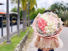 Load image into Gallery viewer, Prestige XL Bouquet To You Round Ombré Pink White 33 Roses