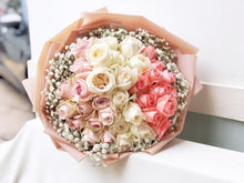 Load image into Gallery viewer, Prestige XL Bouquet To You Round Ombré Pink White 33 Roses