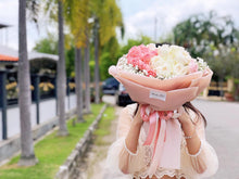 Load image into Gallery viewer, Prestige XL Bouquet To You Round Ombré Pink White 33 Roses