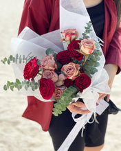 Load image into Gallery viewer, Prestige Bouquet To You - Mix Kenya Red & Cappucino  Guni Black Design