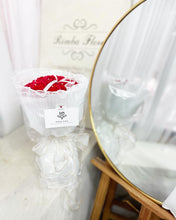 Load image into Gallery viewer, Round Lace Everlasting Soap Roses Bouquet To You - White Lace 18 Red Roses
