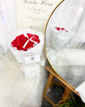 Load image into Gallery viewer, Round Lace Everlasting Soap Roses Bouquet To You - White Lace 18 Red Roses