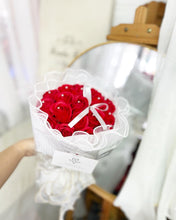 Load image into Gallery viewer, Round Lace Everlasting Soap Roses Bouquet To You - White Lace 18 Red Roses