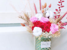 Load image into Gallery viewer, Preserved Flowers Vase To You (3 Roses + Hydrangea Design Red Pink)