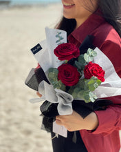 Load image into Gallery viewer, Prestige Bouquet To You - Kenya Red Roses Guni Black Design