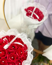 Load image into Gallery viewer, Round Lace Everlasting Soap Roses Bouquet To You - White Lace 18 Red Roses