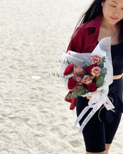 Load image into Gallery viewer, Prestige Bouquet To You - Mix Kenya Red & Cappucino  Guni Black Design