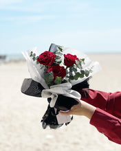 Load image into Gallery viewer, Prestige Bouquet To You - Kenya Red Roses Guni Black Design