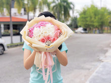 Load image into Gallery viewer, Prestige XL Bouquet To You Round Ombré Pink White 33 Roses