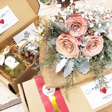 Load image into Gallery viewer, Premium Signature Bouquet To You (Cappuccino Roses Silver Leaf Design)