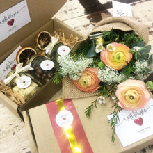 Load image into Gallery viewer, Exclusive Signature Bouquet To You (Ranunculus Orange Design)(Seasonal Flower)