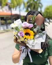 Load image into Gallery viewer, Prestige Bouquet To You (Sunflower, Eustoma, Chamomile Design Style Wrap )