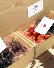 Load image into Gallery viewer, Fruity Gift Box To You (Black Grapes &amp; Red Grapes)
