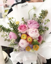 Load image into Gallery viewer, Prestige Bouquet To You (Ranunculus Orange White Wrap Bouquet To You)