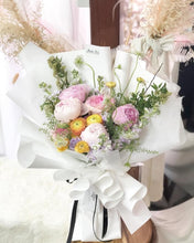 Load image into Gallery viewer, Prestige Bouquet To You (Ranunculus Orange White Wrap Bouquet To You)