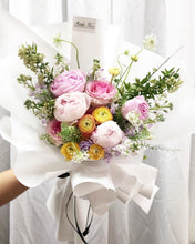 Load image into Gallery viewer, Prestige Bouquet To You (Ranunculus Orange White Wrap Bouquet To You)