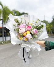 Load image into Gallery viewer, Prestige Bouquet To You (Ranunculus Orange White Wrap Bouquet To You)