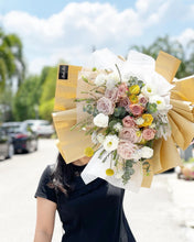 Load image into Gallery viewer, Premium Prestige Bouquet To You (Quicksand, Cappuccino, Ranunculus Kraft Wrap Bouquet To You)