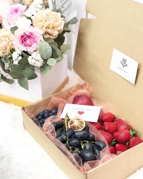 Fruity Gift Box To You ( Plum, Red Grapes, Blueberry, Strawberry)