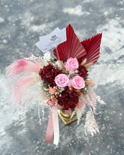 Load image into Gallery viewer, Preserved Flowers Vase To You (3 Roses + Hydrangea Design Red Pink Color)