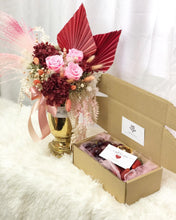 Load image into Gallery viewer, Preserved Flowers Vase To You (3 Roses + Hydrangea Design Red Pink Color)