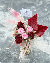 Load image into Gallery viewer, Preserved Flowers Vase To You (3 Roses + Hydrangea Design Red Pink Color)