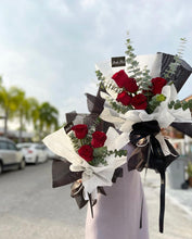 Load image into Gallery viewer, Prestige Bouquet To You - Kenya Red Roses Guni Black Design