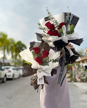 Load image into Gallery viewer, Prestige Bouquet To You - Kenya Red Roses Guni Black Design