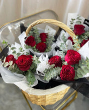 Load image into Gallery viewer, Prestige Bouquet To You - Kenya Red Roses Guni Black Design