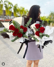 Load image into Gallery viewer, Prestige Bouquet To You - Kenya Red Roses Guni Black Design