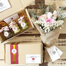 Load image into Gallery viewer, Premium Signature Bouquet To You (Dolce Summerhouse Roses Silver Leaf Design)