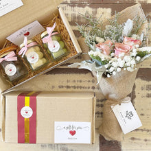 Load image into Gallery viewer, Premium Signature Bouquet To You (Cappuccino Roses Silver Leaf Design)
