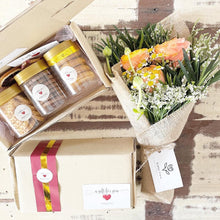 Load image into Gallery viewer, Exclusive Signature Bouquet To You (Ranunculus Orange Design)(Seasonal Flower)