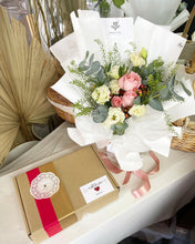 Load image into Gallery viewer, Prestige Wrap Bouquet : Roses, Berry, Pandanus, Eucalyptus, Thalapsi