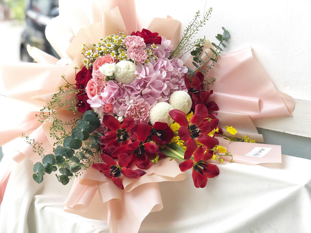 Prestige XL Bouquet To You (Hydrangea, Roses, Tulip, Carnations, Ping Ping, Dancing Lady, Chamomile, Eucalyptus, Thalapsi Green)