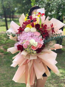 Prestige XL Bouquet To You (Hydrangea, Roses, Tulip, Carnations, Ping Ping, Dancing Lady, Chamomile, Eucalyptus, Thalapsi Green)