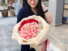 Load image into Gallery viewer, Prestige XL Bouquet To You Round Ombré Pink Warm Red 33 Roses
