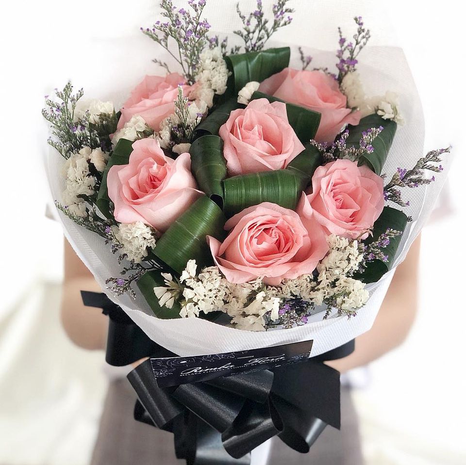 Prestige Bouquet To You (Roses, Pandanus, Ststice, Casphia)