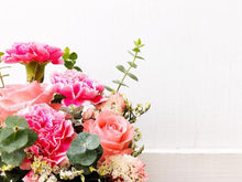 Load image into Gallery viewer, Cake Style Flower Money Box To You (Pink Mixture Flower In Black Box Design)
