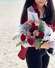Load image into Gallery viewer, Prestige Bouquet To You - Mix Kenya Red &amp; Cappucino  Guni Black Design
