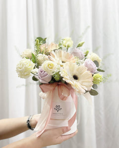 Flower Box To You (Daisy, Roses, Eucalyptus, Statice, Casphia )