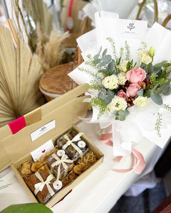 Prestige Wrap Bouquet : Roses, Berry, Pandanus, Eucalyptus, Thalapsi