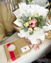 Load image into Gallery viewer, Prestige Wrap Bouquet : Roses, Berry, Pandanus, Eucalyptus, Thalapsi

